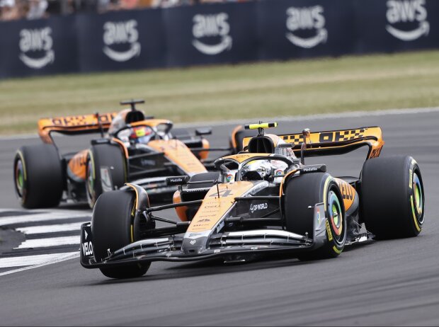 Lando Norris vor McLaren-Teamkollege Oscar Piastri beim Formel-1-Rennen in Silverstone 2023 Lando Norris vor McLaren-Teamkollege Oscar Piastri beim Formel-1-Rennen in Silverstone 2023