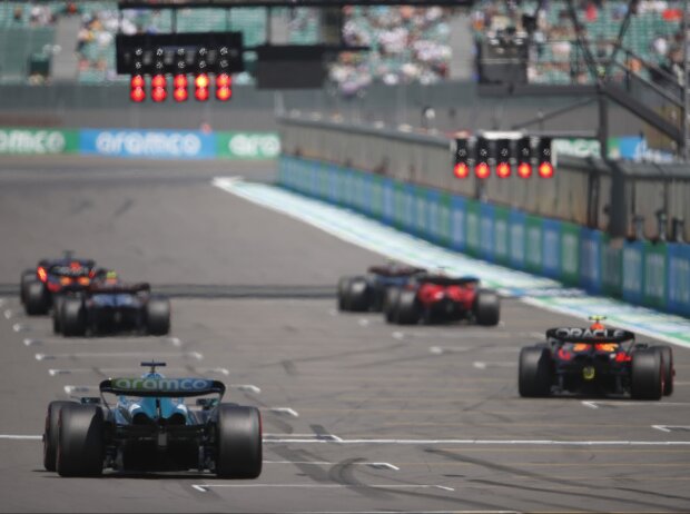 Titel-Bild zur News: Formel-1-Autos in der Startaufstellung