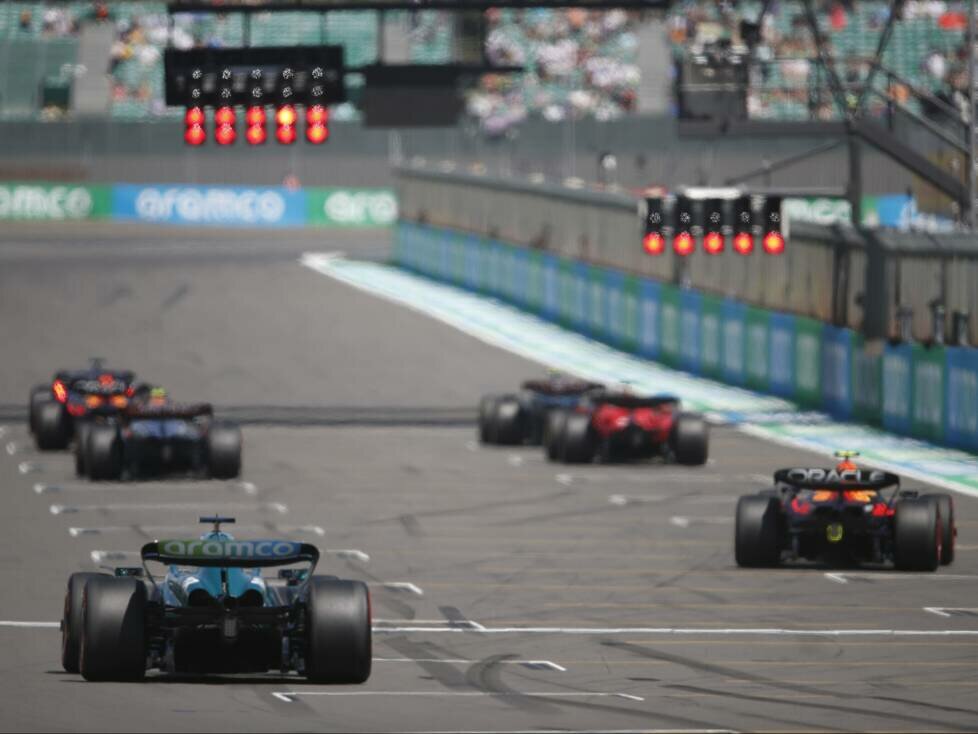 Formel-1-Autos in der Startaufstellung