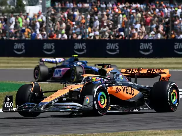 Oscar Piastri (McLaren MCL60) vor Pierre Gasly (Alpine A523) beim Formel-1-Rennen in Silverstone 2023 Titel-Bild zur News: Oscar Piastri (McLaren MCL60) vor Pierre Gasly (Alpine A523) beim Formel-1-Rennen in Silverstone 2023