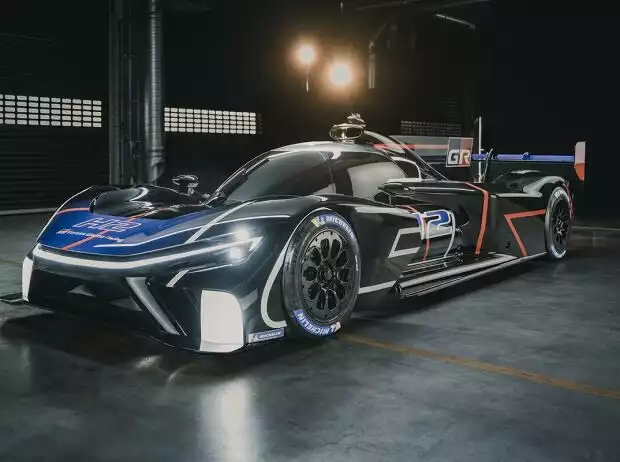 Beim 100-jährigen Jubiläumsrennen in Le Mans stellte Toyota-Chef Akio Toyoda das Concept-Car ?GR H2 Racing? mit Wasserstoffmotor vor. Vorausgegangen war eine Anregung des Le Mans-Veranstalters ACO, neben Fahrzeugen mit Brennstoffzellenantrieb auch Rennwag Titel-Bild zur News: Beim 100-jährigen Jubiläumsrennen in Le Mans stellte Toyota-Chef Akio Toyoda das Concept-Car ?GR H2 Racing? mit Wasserstoffmotor vor. Vorausgegangen war eine Anregung des Le Mans-Veranstalters ACO, neben Fahrzeugen mit Brennstoffzellenantrieb auch Rennwag