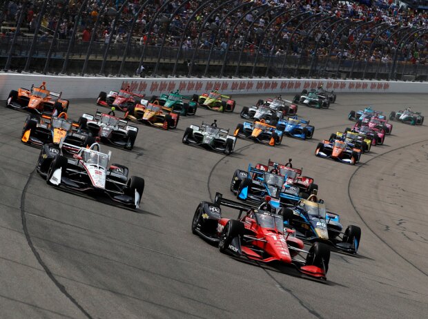 Titel-Bild zur News: Start zu Rennen 1 beim Double-Header der IndyCar-Serie auf dem Iowa Speedway 2022