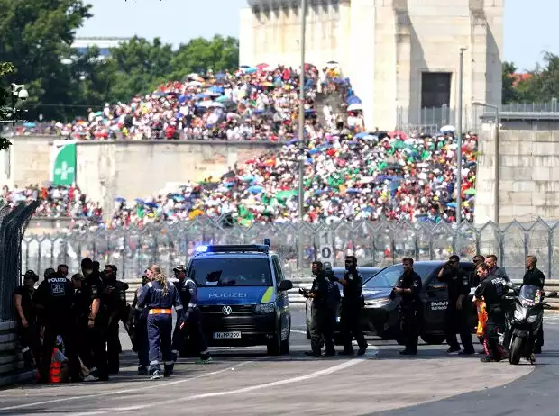 Klebe-Protest der "Letzten Generation" beim DTM-Rennen auf dem Norisring 2023 Titel-Bild zur News: Klebe-Protest der "Letzten Generation" beim DTM-Rennen auf dem Norisring 2023