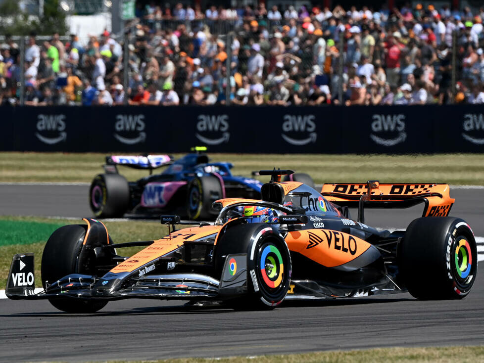 Oscar Piastri (McLaren MCL60) vor Pierre Gasly (Alpine A523) beim Formel-1-Rennen in Silverstone 2023
