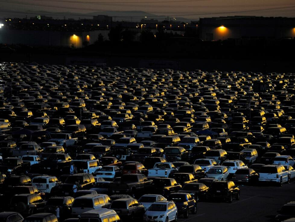 Parkplatz, Parkende Autos von Zuschauern/Fans