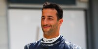 Daniel Ricciardo posiert in Ungarn in seinem neuen Rennoverall von AlphaTauri
