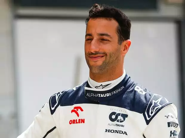 Titel-Bild zur News: Daniel Ricciardo posiert in Ungarn in seinem neuen Rennoverall von AlphaTauri
