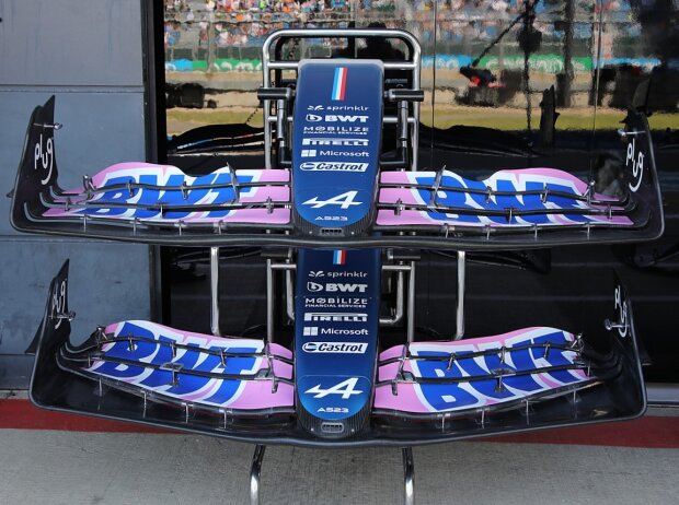 Rückblick auf Silverstone: Oben die ganz alte Variante (ebenfalls mit Wellenmuster), unten die Version, auf der der Ungarn-Flügel basiert, aber mit Medium-Downforce Rückblick auf Silverstone: Oben die ganz alte Variante (ebenfalls mit Wellenmuster), unten die Version, auf der der Ungarn-Flügel basiert, aber mit Medium-Downforce