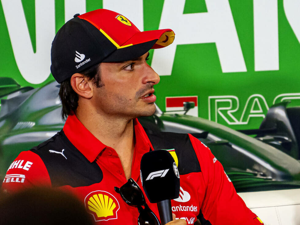 Ferrari-Pilot Carlos Sainz in der Pressekonferenz vor dem Formel-1-Rennen in Ungarn 2023