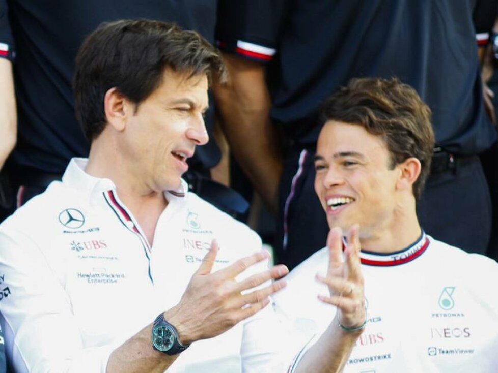 Lewis Hamilton, Toto Wolff, Nyck de Vries