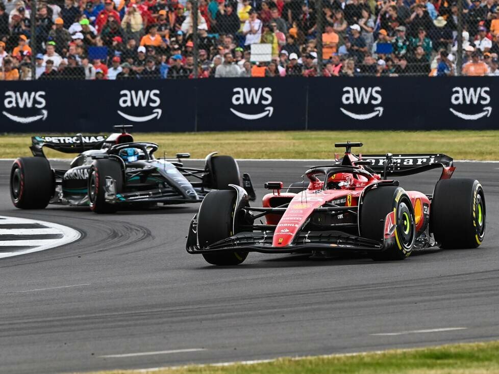 Charles Leclerc im Ferrari SF-23 vor George Russell im Mercedes W14 in Silverstone 2023