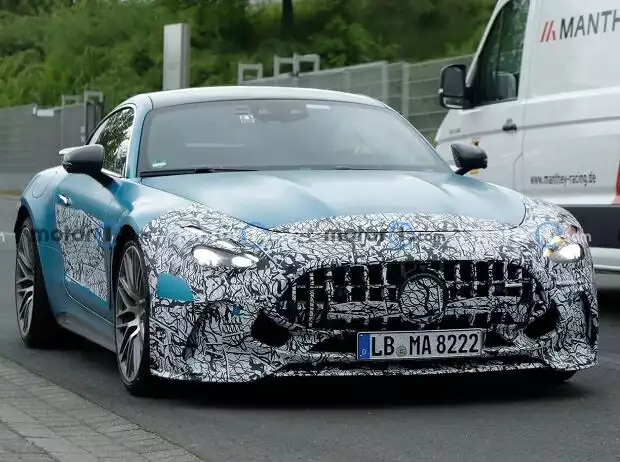 Mercedes-AMG GT Coupe (2024) kaum noch getarnt Titel-Bild zur News: Mercedes-AMG GT Coupe (2024) kaum noch getarnt