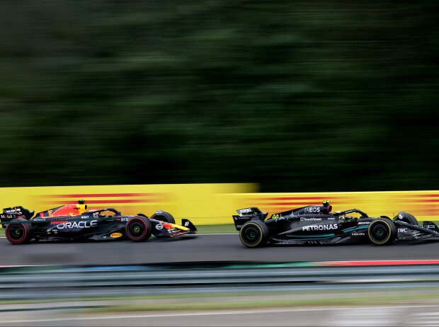 Titel-Bild zur News: Lewis Hamilton (Mercedes W14) vor Max Verstappen (Red Bull RB19) beim Formel-1-Rennen in Ungarn 2023