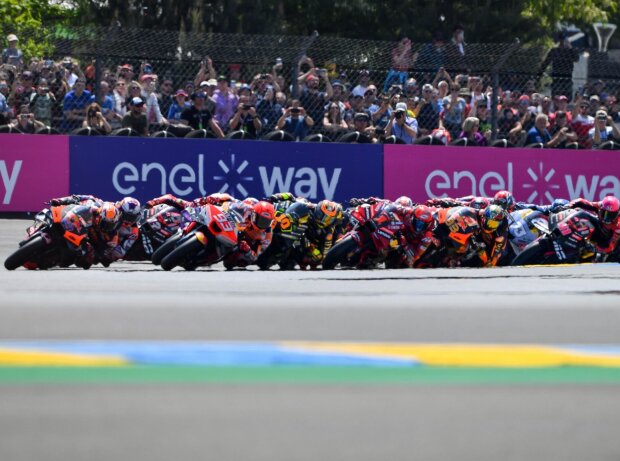 Titel-Bild zur News: Start zum GP Frankreich 2023 in Le Mans: Marc Marquez führt