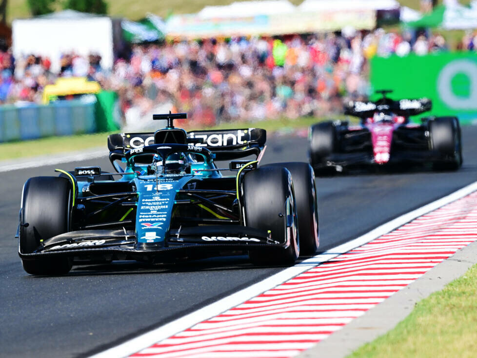 Lance Stroll (Aston Martin AMR23) vor Valtteri Bottas (Alfa Romeo C43) beim Formel-1-Rennen in Ungarn 2023