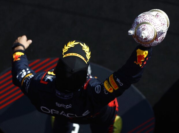 Titel-Bild zur News: Sergio Perez mit dem Pokal für Platz drei beim Formel-1-Rennen in Ungarn 2023