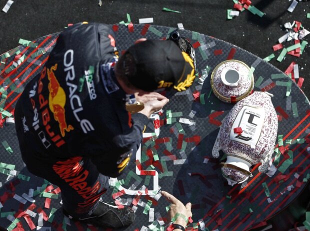 Titel-Bild zur News: Max Verstappen mit dem kaputten Siegerpokal beim Formel-1-Rennen in Ungarn
