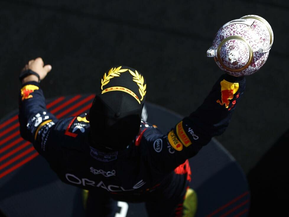 Sergio Perez mit dem Pokal für Platz drei beim Formel-1-Rennen in Ungarn 2023