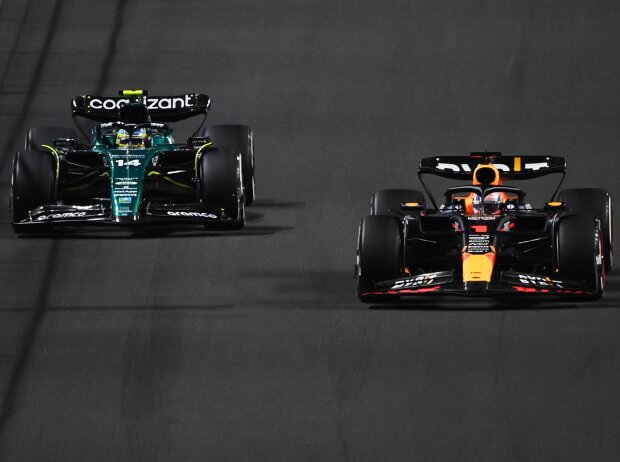 Fernando Alonso im Aston Martin AMR23 und Max Verstappen im Red Bull RB19