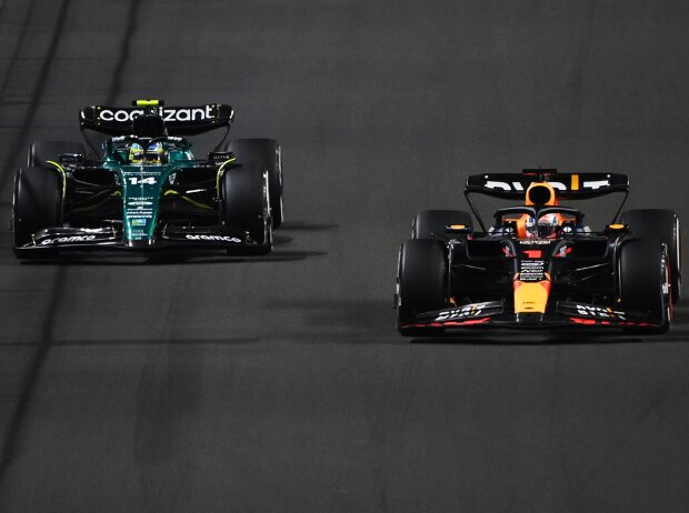 Fernando Alonso im Aston Martin AMR23 und Max Verstappen im Red Bull RB19 Fernando Alonso im Aston Martin AMR23 und Max Verstappen im Red Bull RB19