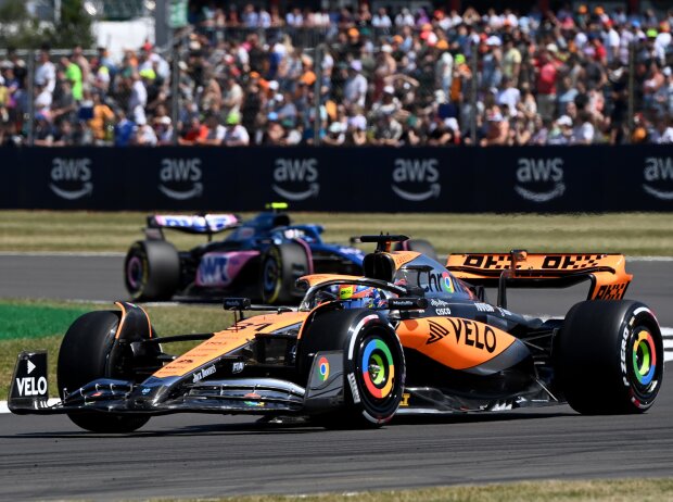 Oscar Piastri (McLaren MCL60) vor Pierre Gasly (Alpine A523) beim Formel-1-Rennen in Silverstone 2023 Oscar Piastri (McLaren MCL60) vor Pierre Gasly (Alpine A523) beim Formel-1-Rennen in Silverstone 2023