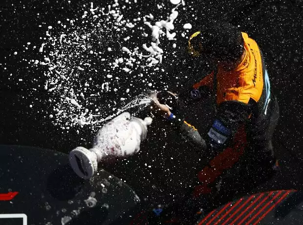 Lando Norris zerstört den Pokal von Max Verstappen beim Formel-1-Rennen in Ungarn 2023 Titel-Bild zur News: Lando Norris zerstört den Pokal von Max Verstappen beim Formel-1-Rennen in Ungarn 2023