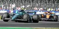Fernando Alonso im Aston Martin AMR23 vor Lando Norris im McLaren MCL60 in Silverstone