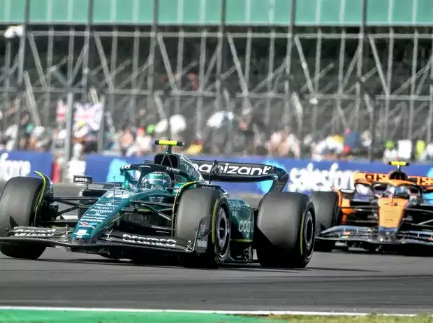 Fernando Alonso im Aston Martin AMR23 vor Lando Norris im McLaren MCL60 in Silverstone Titel-Bild zur News: Fernando Alonso im Aston Martin AMR23 vor Lando Norris im McLaren MCL60 in Silverstone