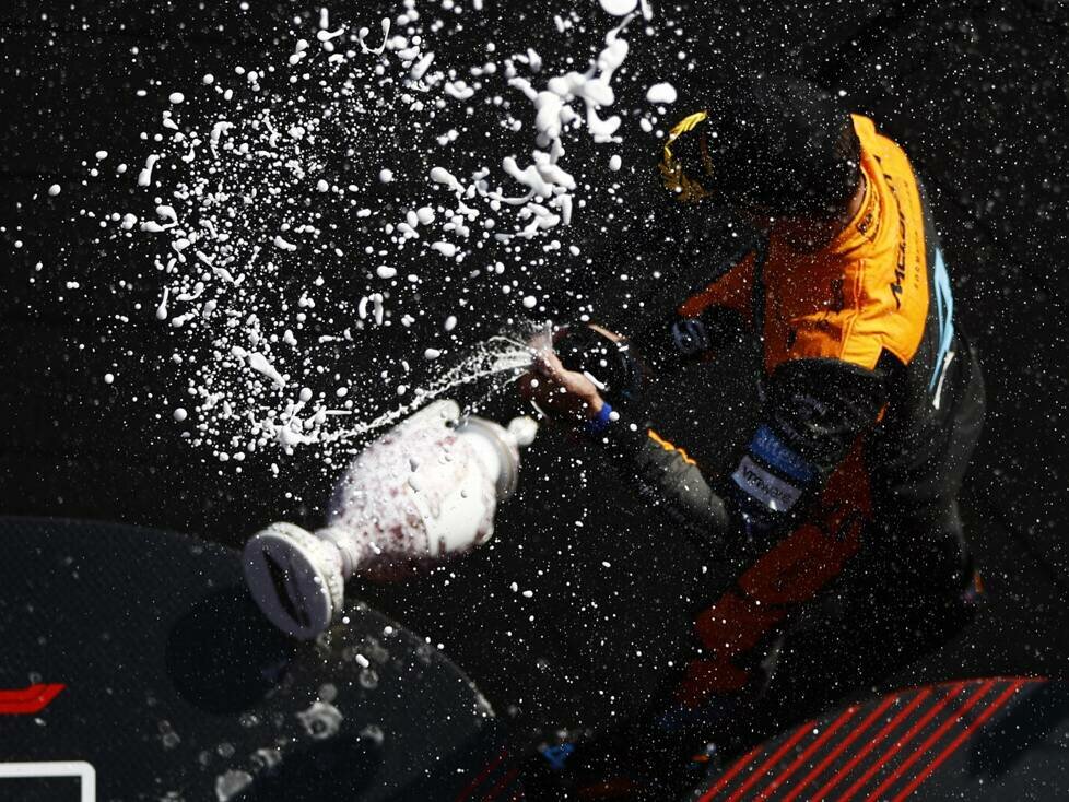 Lando Norris zerstört den Pokal von Max Verstappen beim Formel-1-Rennen in Ungarn 2023