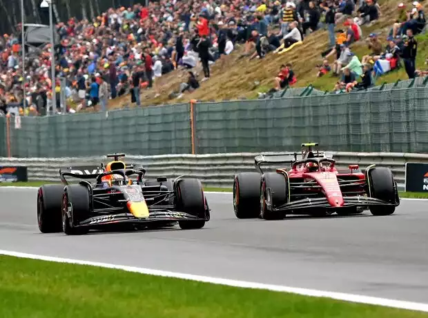 Max Verstappen (Red Bull RB18) neben Carlos Sainz (Ferrai F1-75) beim Formel-1-Rennen in Belgien 2021 Titel-Bild zur News: Max Verstappen (Red Bull RB18) neben Carlos Sainz (Ferrai F1-75) beim Formel-1-Rennen in Belgien 2021