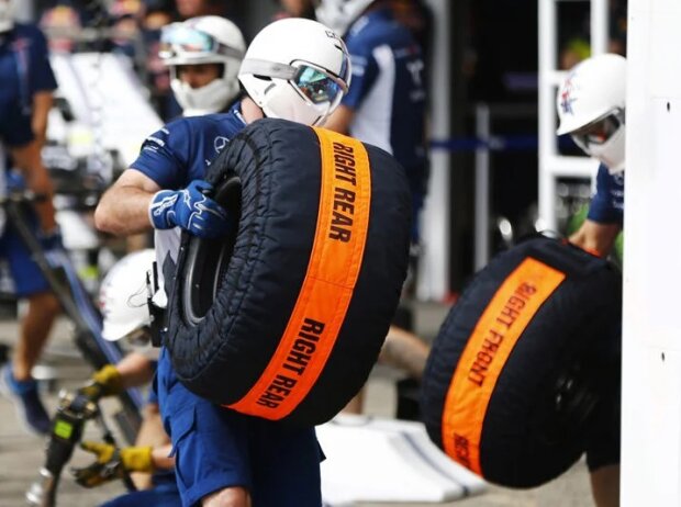 Titel-Bild zur News: Ein Williams-Mechaniker trägt ein Rad mit Reifenheizdecke