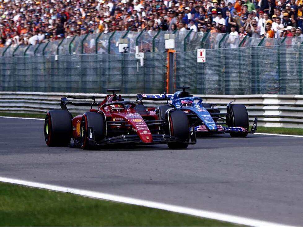 Charles Leclerc und Fernando Alonso beim Formel-1-Rennen in Belgien 2022