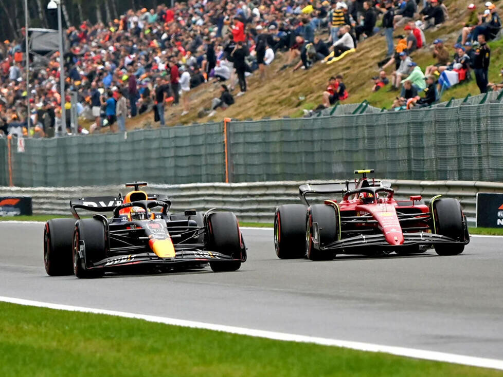 Max Verstappen (Red Bull RB18) neben Carlos Sainz (Ferrai F1-75) beim Formel-1-Rennen in Belgien 2021