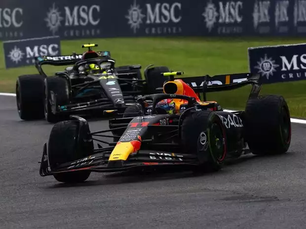 Sergio Perez und Lewis Hamilton beim Formel-1-Sprint in Belgien 2023 Titel-Bild zur News: Sergio Perez und Lewis Hamilton beim Formel-1-Sprint in Belgien 2023