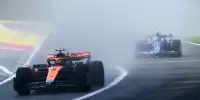 Lando Norris im McLaren MCL60 vor Pierre Gasly im Alpine A523 und der gewaltigen Gischtwolke in Spa