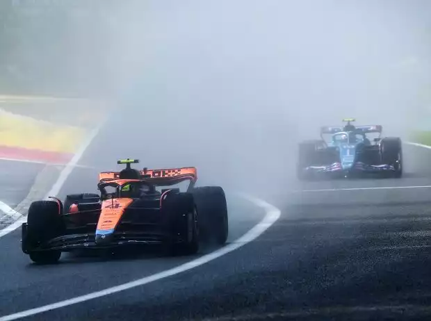Titel-Bild zur News: Lando Norris im McLaren MCL60 vor Pierre Gasly im Alpine A523 und der gewaltigen Gischtwolke in Spa