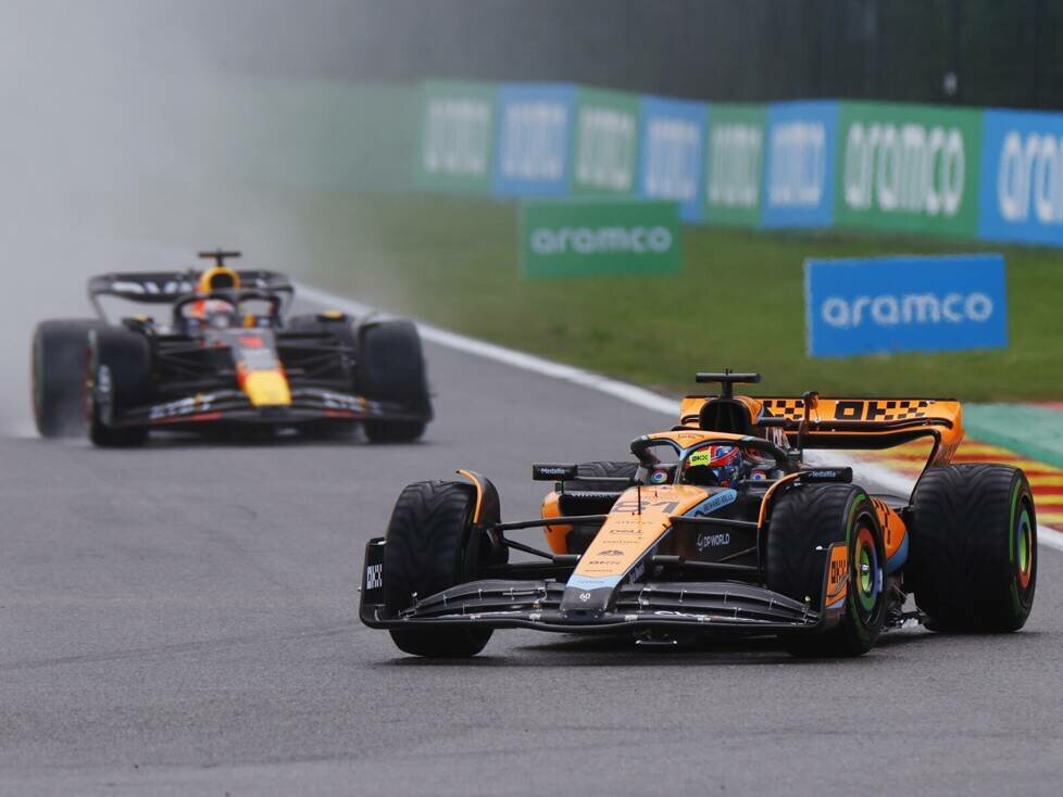 Oscar Piastri im McLaren MCL60 vor Max Verstappen im Red Bull RB19 im Sprint in Spa 2023