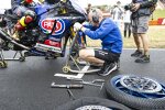 Radwechsel an Andrea Locatellis Yamaha R1