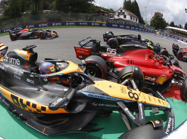 Titel-Bild zur News: Oscar Piastri im McLaren MCL60 kollidiert mit Carlos Sainz im Ferrari SF-23 beim Start zum Formel-1-Rennen in Spa 2023