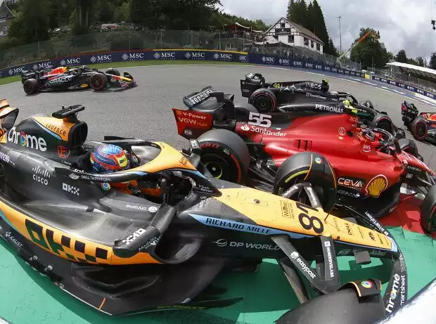Oscar Piastri im McLaren MCL60 kollidiert mit Carlos Sainz im Ferrari SF-23 beim Start zum Formel-1-Rennen in Spa 2023 Titel-Bild zur News: Oscar Piastri im McLaren MCL60 kollidiert mit Carlos Sainz im Ferrari SF-23 beim Start zum Formel-1-Rennen in Spa 2023
