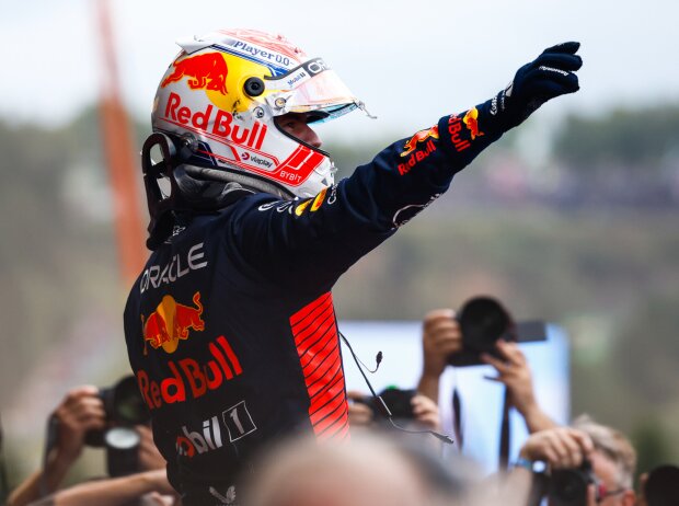 Titel-Bild zur News: Max Verstappen (Red Bull) jubelt über den Sieg beim Formel-1-Rennen in Belgien 2023