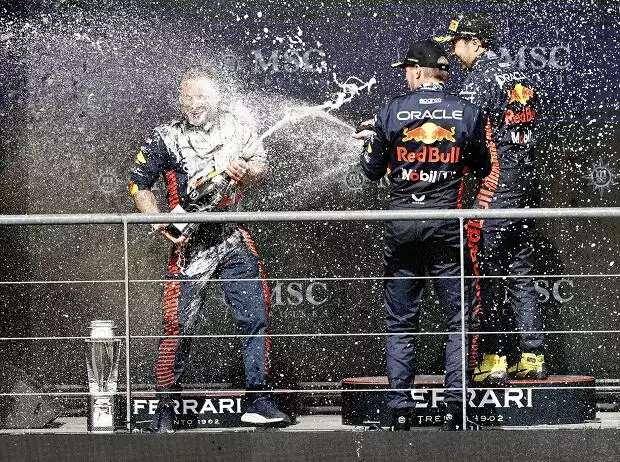 Max Verstappen, Sergio Perez und Greg Reeson feiern den Red-Bull-Doppelsieg in Spa 2023 Titel-Bild zur News: Max Verstappen, Sergio Perez und Greg Reeson feiern den Red-Bull-Doppelsieg in Spa 2023