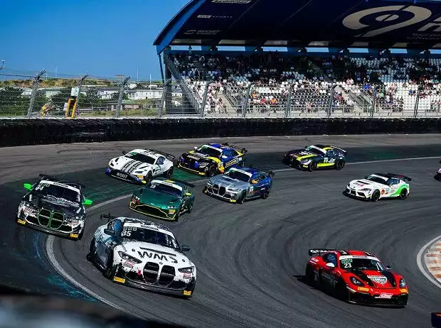 Autos der ADAC GT4 Germany in der Steilkurve von Zandvoort Titel-Bild zur News: Autos der ADAC GT4 Germany in der Steilkurve von Zandvoort