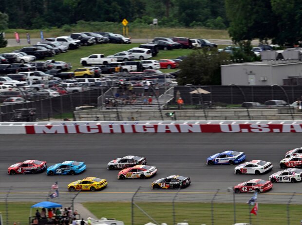 Titel-Bild zur News: NASCAR-Action auf dem Michigan International Speedway