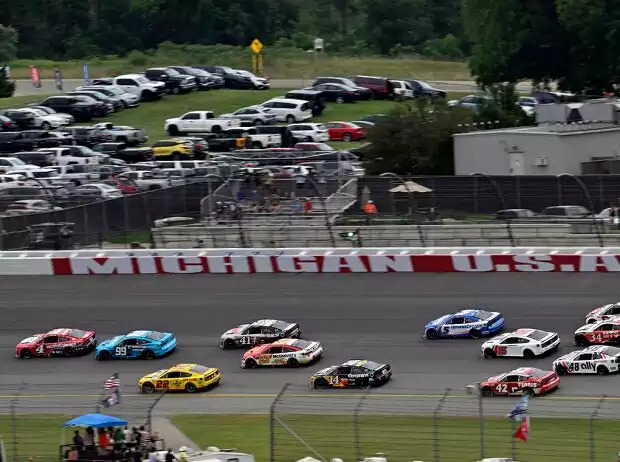 NASCAR-Action auf dem Michigan International Speedway Titel-Bild zur News: NASCAR-Action auf dem Michigan International Speedway
