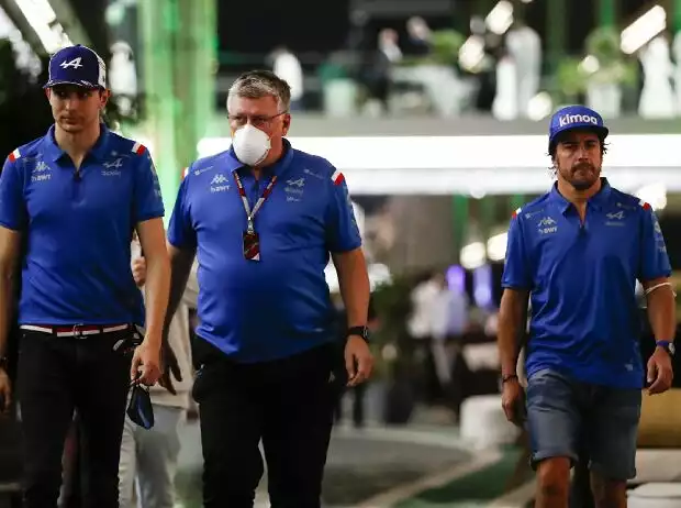Esteban Ocon, Otmar Szafnauer und Fernando Alonso Titel-Bild zur News: Esteban Ocon, Otmar Szafnauer und Fernando Alonso