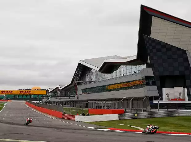MotoGP-Action in Silverstone Titel-Bild zur News: MotoGP-Action in Silverstone
