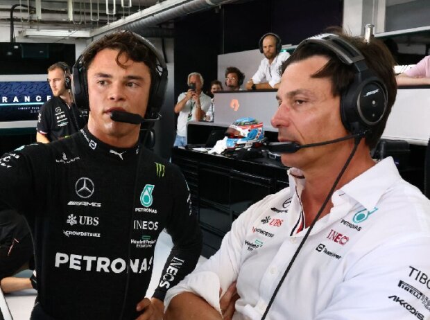Titel-Bild zur News: Nyck de Vries und Mercedes-Teamchef Toto Wolff in der Garage