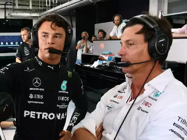 Nyck de Vries und Mercedes-Teamchef Toto Wolff in der Garage Titel-Bild zur News: Nyck de Vries und Mercedes-Teamchef Toto Wolff in der Garage