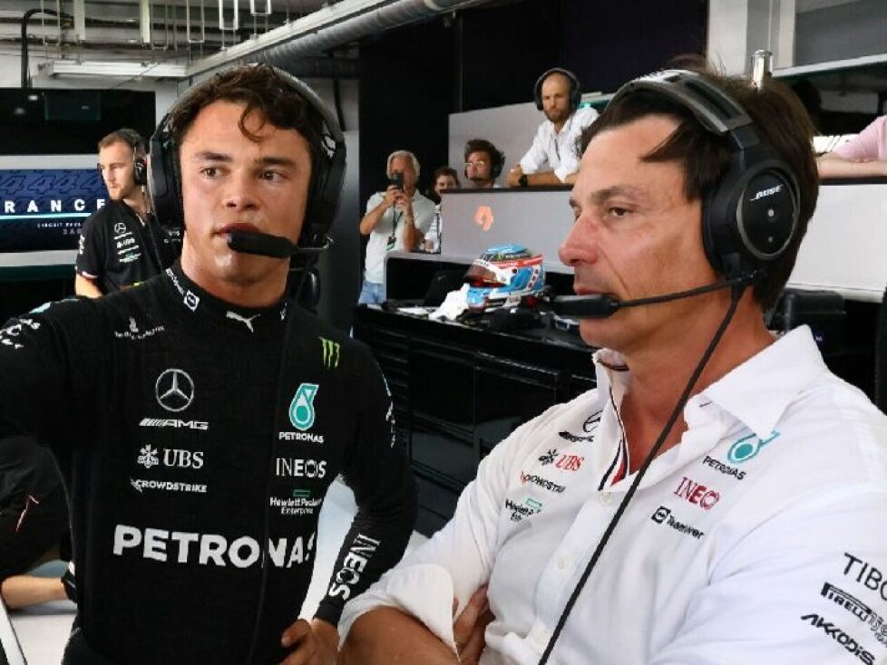 Nyck de Vries und Mercedes-Teamchef Toto Wolff in der Garage